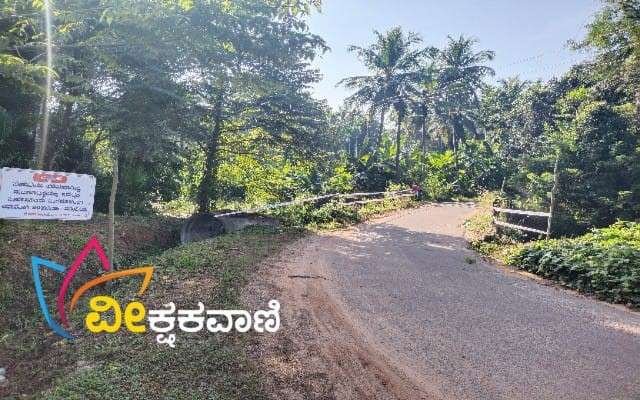 ಅಂಬಡ ಬೆಟ್ಟು- ಹಲಕ್ಕೆ ಎಂಬಲ್ಲಿರುವ ಕಿರು ಸೇತುವೆ.