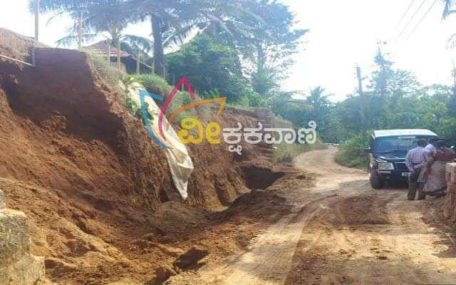 ಸೂರಿಕುಮೇರು ಸಮೀಪದ ಕಾಯರಡ್ಕ ಎಂಬಲ್ಲಿ ಗುಡ್ಡ ಕುಸಿತ