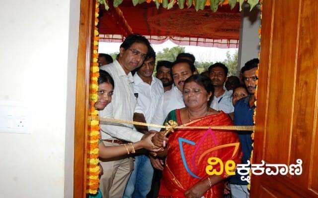 ಪುತ್ತೂರು ಕ್ಷೇತ್ರದ ಶಾಸಕರಾದ ಅಶೋಕ್ ಕುಮಾರ್ ರೈರವರ ಉಪಸ್ಥಿತಿಯಲ್ಲಿ ದಿವಂಗತ.ಕೆ.ಎಂ ಕೇಶವ ಆಳ್ವರವರ ಧರ್ಮಪತ್ನಿ ಶ್ರೀಮತಿ ಆಳ್ವರವರು ದೀಪ ಪ್ರಜ್ವಲಿಸುವ ಮೂಲಕ ಕೊಠಡಿಯನ್ನು ಉದ್ಘಾಟಿಸಿದರು.