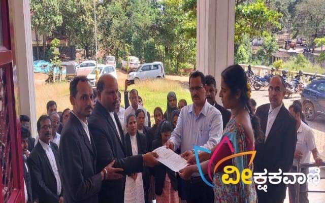 ವಕೀಲರ ಸಂಘದ ನೇತೃತ್ವದಲ್ಲಿ ಪ್ರತಿಭಟನೆ ನಡೆಸಿ ತಹಶೀಲ್ದಾರರ ಮೂಲಕ ಸರಕಾರಕ್ಕೆ ಮನವಿ ಸಲ್ಲಿಸಲಾಯಿತು.