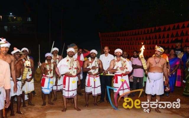 ಮೂಡಾಯೂರು ಗುತ್ತಿನಿಂದ ದೈವದ ಭಂಡಾರ ತೆಗೆದು ಬಳಿಕ ಬೈದೇರುಗಳ ತಂಬಿಲ ಸೇವೆ ನಡೆಯಿತು.