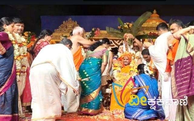 ಪೇಜಾವರ ಶ್ರೀ ವಿಶ್ವಪ್ರಸನ್ನ ತೀರ್ಥ ಸ್ವಾಮೀಜಿಯವರಿಗೆ ಪುತ್ತಿಲ ಪರಿವಾರದಿಂದ ಪುಷ್ಪವೃಷ್ಟಿ ಅರ್ಪಣೆ ಮಾಡಲಾಯಿತು.