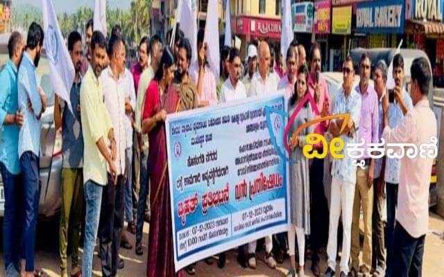 ರಸ್ತೆ ಕಾಮಗಾರಿ ಅವ್ಯವಸ್ಥೆಗೆದುರಾಗಿ ಹೊಸಂಗಡಿಯಲ್ಲಿ ಪ್ರತಿಭಟನೆ ನಡೆಸಲಾಯಿತು.