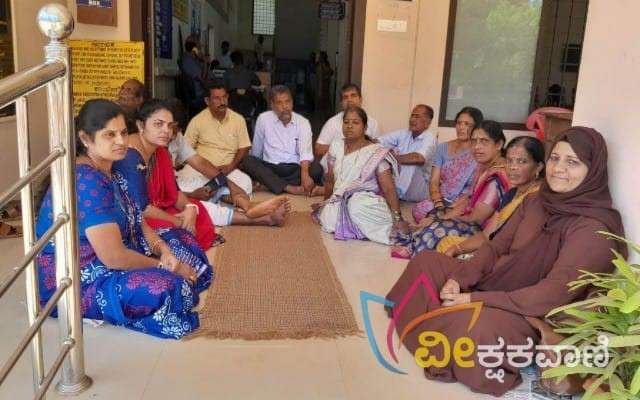 ಕಾಸರಗೋಡು ಜೊಯಿಂಟ್ ನಿರ್ದೇಕರ ಕಚೇರಿ ಮುಂದೆ ಪ್ರತಿಭಟನೆ