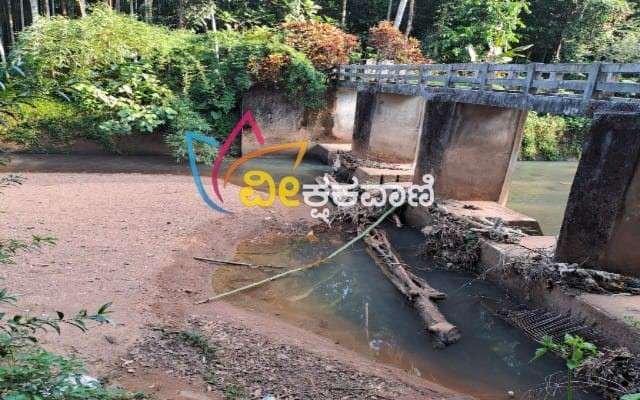 ಪಂಚಾಯತ್‌ನ 7ನೇ ವಾರ್ಡ್ ಬಳ್ಳೂರು ಮುಣ್ಚಿತ್ತಡ್ಕ ಹೊಳೆಯ ಸೇತುವೆ