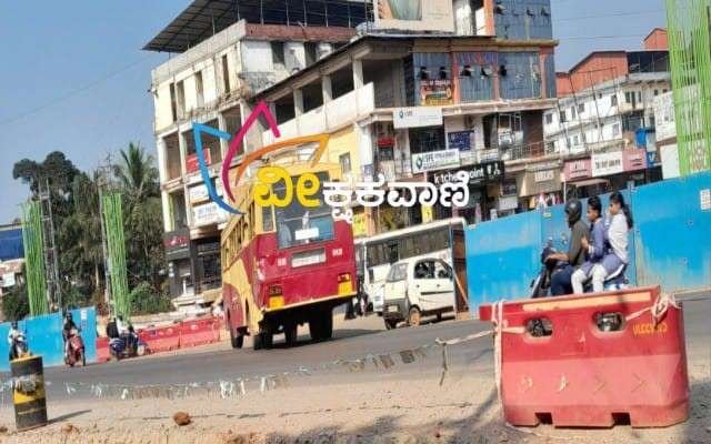 ಹೆದ್ದಾರಿಯಿಂದ ಉಪ್ಪಳ ಬಸ್‌ನಿಲ್ದಾಣಕ್ಕೆ ಪ್ರವೇಶಿಸುವ ಬಸ್‌ಗಳು