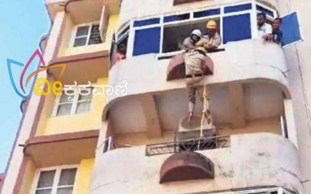 ಮಂಗಳೂರು: ಕೋಣೆಯೊಳಗೆ ಬಾಕಿಯಾದ ಮಗುವನ್ನು ಅಗ್ನಿಶಾಮಕದಳದವರಿಂದ ರಕ್ಷಣೆ