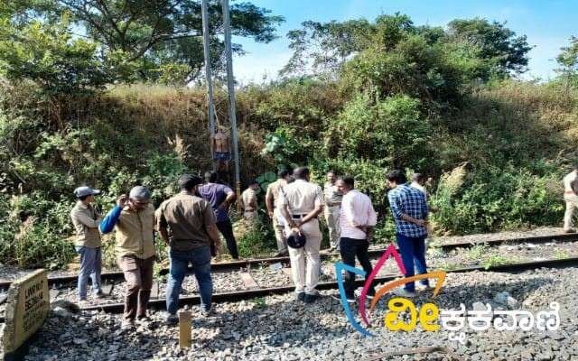 ಮಂಜೇಶ್ವರ ರೈಲ್ವೆ ನಿಲ್ದಾಣ ಸಮೀಪದ ರೈಲ್ವೆ ಹಳಿಯ ವಿದ್ಯುತ್ ಕಂಬಕ್ಕೆ ವ್ಯಕ್ತಿ ಓರ್ವ ನೇಣು ಬಿಗಿದ ಸ್ಥಿತಿಯಲ್ಲಿ ನಿಗೂಢ ರೀತಿಯಲ್ಲಿ ಮೃತ ದೇಹ ಪತ್ತೆ