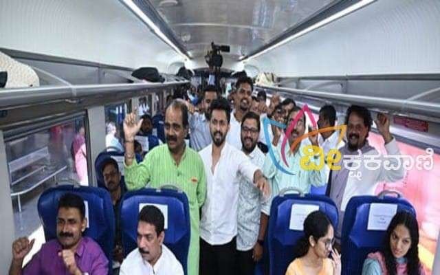 ಮಂಗಳೂರಿನಲ್ಲಿ ಸಂಸದ ನಳಿನ್ ಕುಮಾರ್ ಕಟೀಲ್ ರವರು ವಂದೇ ಭಾರತ್ ಎಕ್ಸ್ ಪ್ರೆಸ್ ರೈಲಿಗೆ ಚಾಲನೆ ನೀಡಿದ್ದಾರೆ.