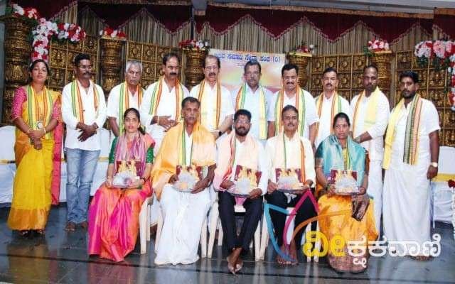 ಬ್ರಹ್ಮಶ್ರೀ ನಾರಾಯಣ ಗುರುವರ್ಯರ 169ನೇ ಜನ್ಮ ದಿನಾಚರಣೆ ಕಾರ್ಯಕ್ರಮದಲ್ಲಿ ಸಾಧಕರನ್ನು ಸನ್ಮಾನಿಸಲಾಯಿತು.