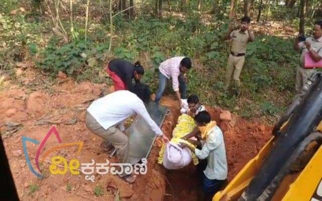 ಮೃತದೇಹದ ಅಂತ್ಯಸಂಸ್ಕಾರವನ್ನುಉಡುಪಿ ಬೀಡಿನ ಗುಡ್ಡೆಯ ಹಿಂದೂ ರುದ್ರ ಭೂಮಿಯಲ್ಲಿ ಗೌರವಯುತವಾಗಿ ನೆರವೇರಿಸಲಾಯಿತು.