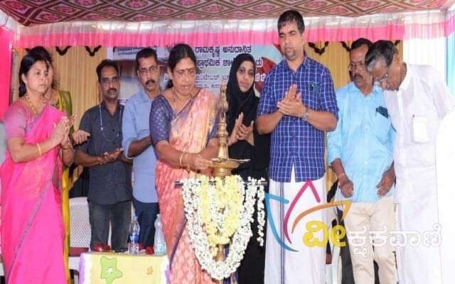 ಪೈವಳಿಕೆ ಗ್ರಾಮ ಪಂಚಾಯತ್ ಉಪಾಧ್ಯಕ್ಷೆ ಪುಷ್ಪಲಕ್ಷ್ಮಿ ಪಾಕಶಾಲೆಯನ್ನು ಉದ್ಘಾಟಿಸಿದರು.