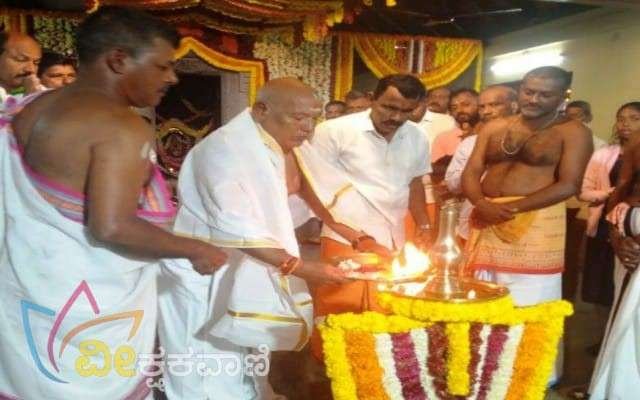 ಎಂ.ಕುಟ್ಟಿಕೃಷ್ಣನ್ ಗುರುಸ್ವಾಮಿರವರು ದೀಪ ಪ್ರಜ್ವಲನೆಗೊಳಿಸಿ ಏಕಾಹ ಭಜನೆಗೆ ಚಾಲನೆ ನೀಡಿದರು.