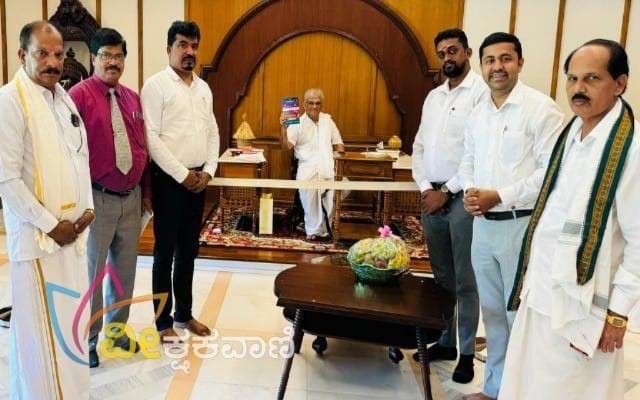 'ಕಲಾ ಸಂಭ್ರಮ' ಇದರ ಆಮಂತ್ರಣ ಪತ್ರಿಕೆಯನ್ನು ಶ್ರೀಕ್ಷೇತ್ರ ಧರ್ಮಸ್ಥಳದ ಧರ್ಮಾಧಿಕಾರಿ ಡಾ.ಡಿ.ವೀರೇಂದ್ರ ಹೆಗ್ಗಡೆ ಅವರು ಜ.29ರಂದು ಧರ್ಮಸ್ಥಳದ ಶ್ರೀ ಮಂಜುನಾಥೇಶ್ವರನ ಸನ್ನಿಧಿಯಲ್ಲಿ ಬಿಡುಗಡೆಗೊಳಿಸಿ ಶುಭ ಹಾರೈಸಿದರು.