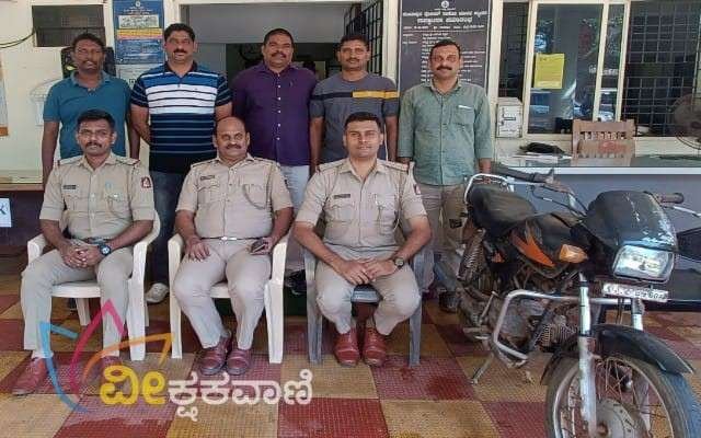ಪೊಲೀಸರು ಆರೋಪಿಯನ್ನು ಬೈಂದೂರು ಜಂಕ್ಷನ್ ಬಳಿ ಬಂಧಿಸಿ, ಕಳವು ಮಾಡಿದ ಬೈಕನ್ನು ವಶಪಡಿಸಿಕೊಂಡಿದ್ದಾರೆ.
