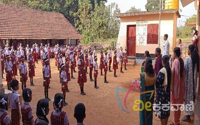 ಶಾಲಾ ವಿದ್ಯಾರ್ಥಿಗಳಿಂದ ಶಿಸ್ತು ಬದ್ಧ ಪಥಸಂಚಲನ, ಕವಾಯತು ನಡೆಯಿತು.