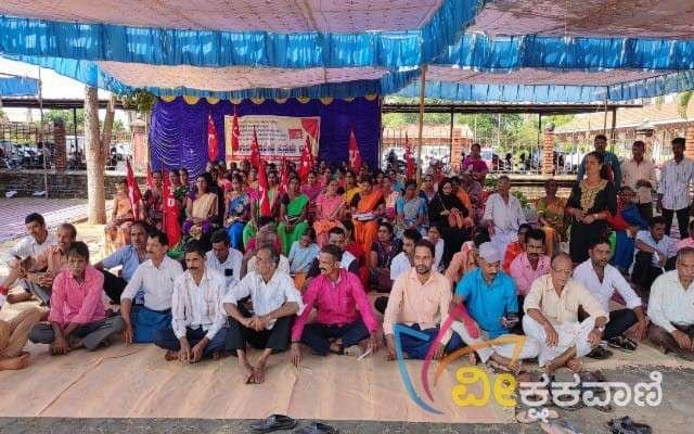 ಮಣಿಪಾಲ ರಜತಾದ್ರಿಯ ಜಿಲ್ಲಾಧಿಕಾರಿ ಕಚೇರಿ ಮುಂಭಾಗದಲ್ಲಿ ನಡೆದ ಧರಣಿ