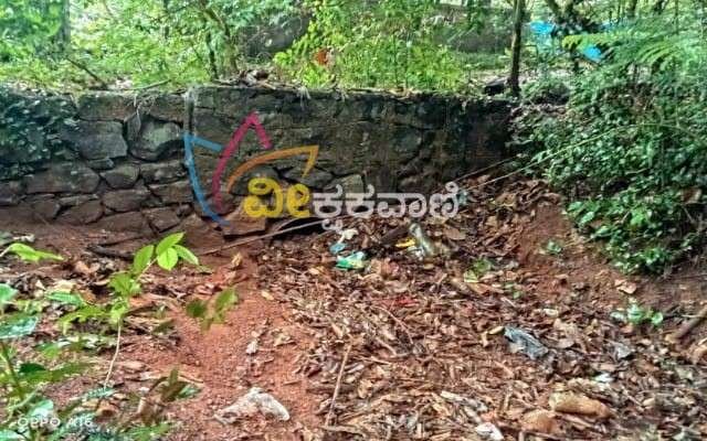 ಕಿರಿದಾದ ಸಂಕದಿಂದಾಗಿ ನೀರಿನಲ್ಲಿ ಹರಿದುಬರುತ್ತಿರುವ ಕಸಕಡ್ಡಿ, ತ್ಯಾಜ್ಯಗಳು