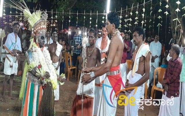 ಮಂಗಲ್ಪಾಡಿ ಶ್ರೀ ಗುಳಿಗ ದೈವದ ಕೋಲ ಜ.14ರಂದು ರಾತ್ರಿ ಮಂಗಲ್ಪಾಡಿ ಗುಳಿಗ ಬನದಲ್ಲಿ ನಡೆಯಿತು.