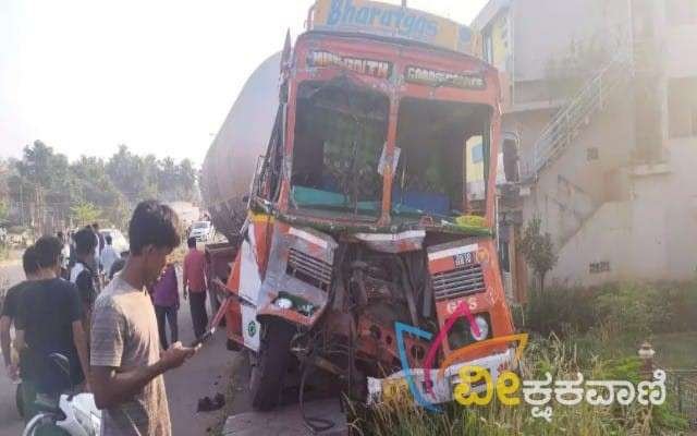 ಚಾಲಕನ ನಿಯಂತ್ರಣ ತಪ್ಪಿದ ಗ್ಯಾಸ್ ತುಂಬಿದ್ದ ಬುಲೆಟ್ ಟ್ಯಾಂಕರೊಂದು ನವಯುಗ ಕಂಪೆನಿಯ ವಾಹನಕ್ಕೆ ಡಿಕ್ಕಿ