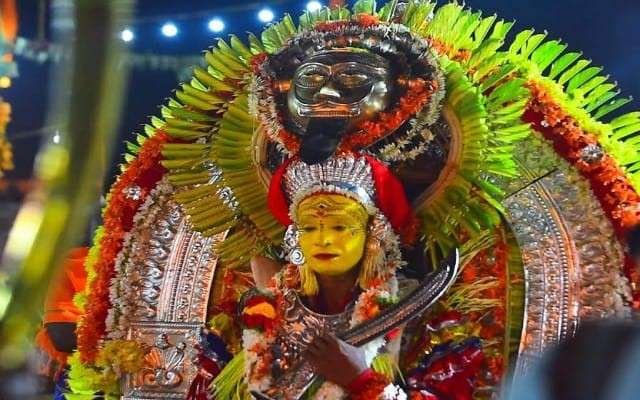 ಭಗವತೀ ದೈವದ ಮತ್ತು ಶ್ರೀ ವಿಷ್ಣುಮೂರ್ತಿ ದೈವಗಳ ಕೋಲ