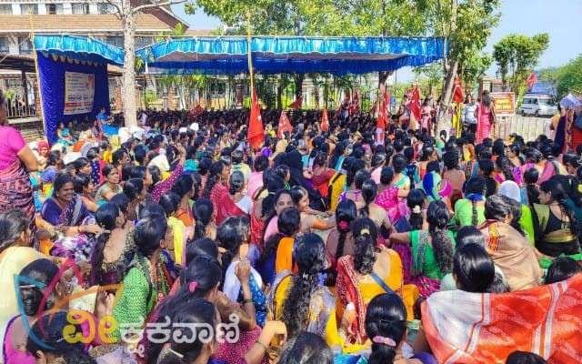 ಜಿಲ್ಲಾಧಿಕಾರಿ ಕಚೇರಿ ಮುಂಭಾಗದಲ್ಲಿ ಅಹೋರಾತ್ರಿ ಧರಣಿ ಸತ್ಯಾಗ್ರಹ ಆರಂಭಗೊಂಡಿತು.