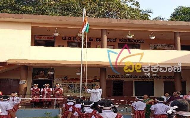 ಗ್ರಾಮ ಪಂಚಾಯಿತಿ ಅಧ್ಯಕ್ಷರಾದ ಸಂತೋಷ್ ಕುಮಾರ್ ಧ್ವಜಾರೋಹಣ ನೆರೆವೇರಿಸಿದರು.