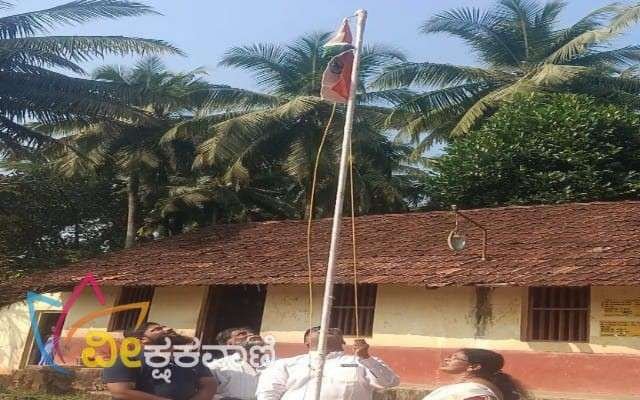 ಧ್ವಜಾರೋಹಣದ ಮೂಲಕ ಕಾರ್ಯಕ್ರಮ ಉದ್ಘಾಟನೆ ನಡೆಸಿಕೊಟ್ಟ ಸೈಫುಲ್ಲ ತಂಗಳ್