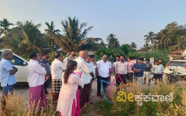 ಶಾಸಕರಾದ ಗುರ್ಮೆ ಸುರೇಶ್ ಶೆಟ್ಟಿ ಅವರು ಇಲಾಖಾಧಿಕಾರಿಗಳೊಂದಿಗೆ ಸ್ಥಳಕ್ಕೆ ಭೇಟಿ ನೀಡಿ ಕಾಮಗಾರಿಯ ಪ್ರಗತಿ ಪರಿಶೀಲನೆ ನಡೆಸಿದರು.