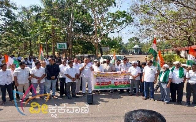 ಅಜ್ಜರಕಾಡು ಹುತಾತ್ಮ ಸ್ಮಾರಕದ ಎದುರು ಹಮ್ಮಿಕೊಳ್ಳಲಾದ ಪ್ರತಿಭಟನೆ