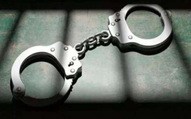 ಮಾದಕ ದ್ರವ್ಯ ಸೇವನೆ ಮಾಡಿದ ಆರೋಪದಡಿ ಇಬ್ಬರನ್ನು ಪೊಲೀಸರು ಬಂಧಿಸಿದ್ದಾರೆ.