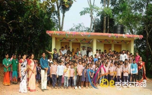 ಶೌಚಾಲಯ ಹಸ್ತಾಂತರ ಸಂದರ್ಭದಲ್ಲಿ ಬಣ್ಪುತ್ತಡ್ಕ ಶಾಲಾ ಮಕ್ಕಳು ಮತ್ತು ಶಿಕ್ಷಕರು