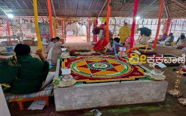 ದೇಶದ ನಾನಾ ಭಾಗಗಳಿಂದ ಬಂದಿರುವ ವೈದಿಕರ ನೇತೃತ್ವದಲ್ಲಿ ಮಂಡಲ ಪೂಜೆ ನಡೆಸಲಾಗುತ್ತಿದೆ.