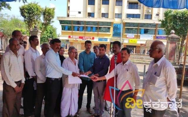 ಧರಣಿ ಬಳಿಕ ಸಂಸದರ ಆಪ್ತ ಕಾರ್ಯದರ್ಶಿಗೆ ಮನವಿ ನೀಡಲಾಯಿತು.