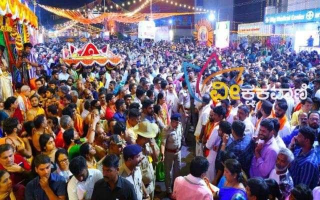 ಉಡುಪಿಯ ಜೋಡುಕಟ್ಟೆಯಿಂದ ಪರ್ಯಾಯ ಮೆರವಣಿಗೆ ಆರಂಭವಾಗಿ ರಥ ಬೀದಿಯವರೆಗೂ ನಡೆಯಿತು.