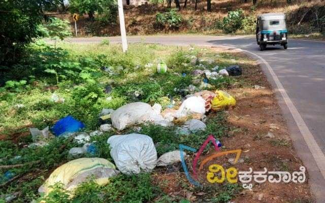 ಕಡಂಬಾರು ಪರಿಸರದ ರಸ್ತೆ ಬದಿಯಲ್ಲಿ ಅಲ್ಲಲ್ಲಿ ತ್ಯಾಜ್ಯ ರಾಶಿ