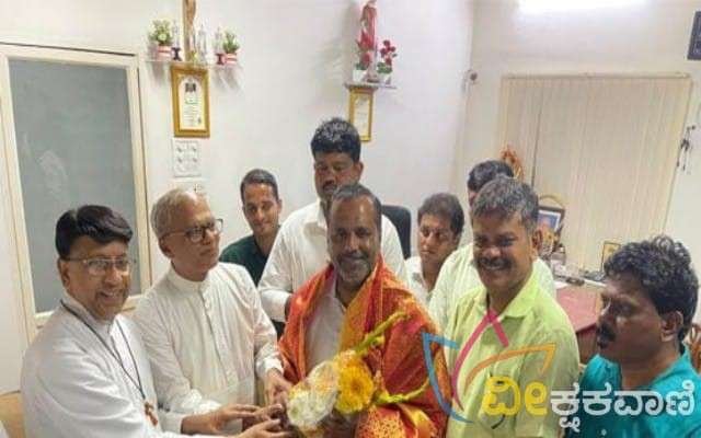 ಅ.ವಂ.ಫಾ.ಆಲ್ಬನ್ ಡಿಸೋಜಾ ಅವರು ಯು.ಟಿ.ಖಾದರ್ ಅವರನ್ನು ಸ್ವಾಗತಿಸಿ, ಶಾಲು ಹೊದಿಸಿ ಗೌರವದೊಂದಿಗೆ ಸನ್ಮಾನಿಸಿದರು.