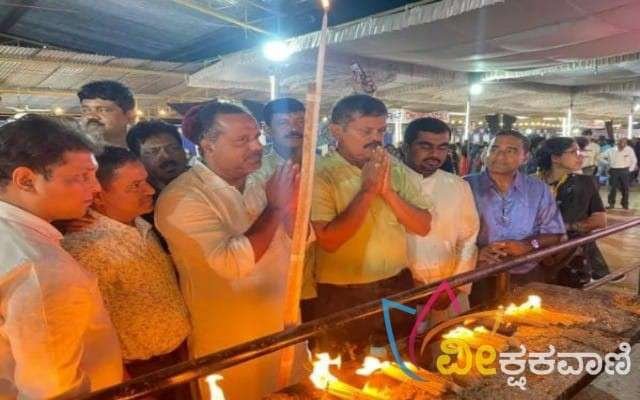 ಶಾಸಕ ಯು.ಟಿ‌ ಖಾದರ್ ಅವರು ಬಸಿಲಿಕಾದ ಪುಣ್ಯಕ್ಷೇತ್ರಕ್ಕೆ ಭೇಟಿ ನೀಡಿ ಸಂತ ಲಾರೆನ್ಸ್ ರ ದರ್ಶನ ಪಡೆದು ಮೊಂಬತ್ತಿ ಬೆಳಗಿಸುವುದರ ಮೂಲಕ ಪ್ರಾರ್ಥಿಸಿದರು.