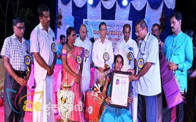ಶೈಕ್ಷಣಿಕ ವರ್ಷ ನಿವೃತ್ತಿ ಹೊಂದುತ್ತಿರುವ ಹಿರಿಯ ಶಿಕ್ಷಕಿ ಸರಸ್ವತಿ.ಬಿ ಅವರನ್ನು ಸನ್ಮಾನಿಸಲಾಯಿತು.