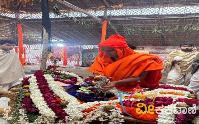 ಶ್ರೀರಾಮಲಲ್ಲಾನ ವಿಗ್ರಹವನ್ನು ವಾದ್ಯಘೋಷ, ಶ್ರೀಗಳ ಶಾಸ್ತ್ರ, ವಿದ್ಯಾರ್ಥಿಗಳ ವಿಷ್ಣುಸಹಸ್ರನಾಮ , ಭಜನೆಗಳೊಂದಿಗೆ ಪಲ್ಲಕ್ಕಿಯಲ್ಲಿಟ್ಟು ಮಂಗಳಾರತಿ ಬೆಳಗಲಾಯಿತು.