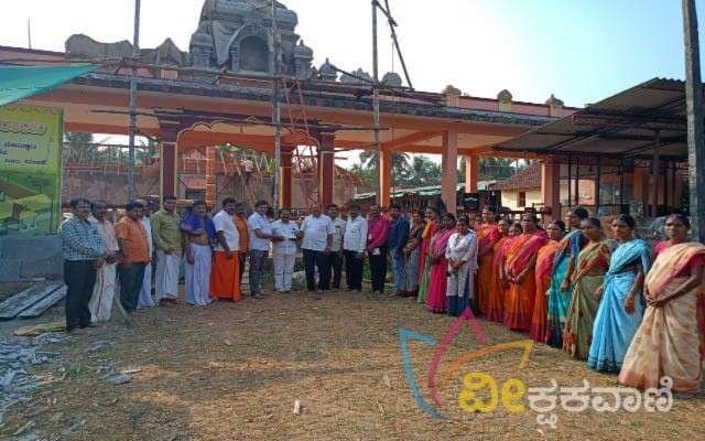 ಮಹಾಬಲ ಕುಲಾಲ್ ಶ್ರೀ ಮಹಾಲಿಂಗೇಶ್ವರ ದೇವಸ್ಥಾನ ರಾಯಿ ಇದರ ಜೀರ್ಣೋದ್ಧಾರ ಸಮಿತಿ ಅಧ್ಯಕ್ಷರಾದ ರಶ್ಮಿತ್ ಶೆಟ್ಟಿ ಅವರಿಗೆ ಹಸ್ತಾಂತರಿಸಿದರು.