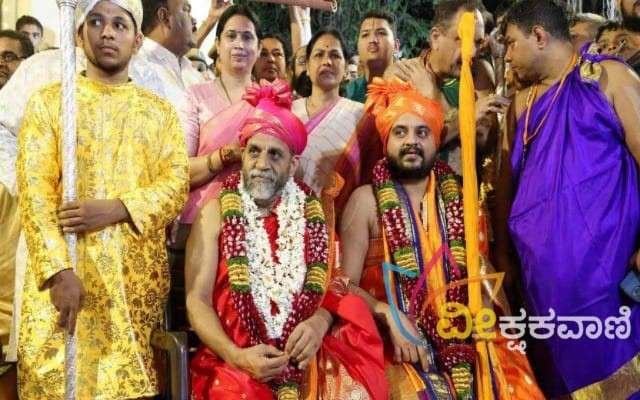 ಪರ್ಯಾಯ ಮೆರವಣಿಗೆಯಲ್ಲಿ ಸುಗುಣೇಂದ್ರ ತೀರ್ಥ ಸ್ವಾಮೀಜಿಯವರು ಹಾಗೂ ಶಿಷ್ಯರಾದ ಸುಶೀಂದ್ರ ತೀರ್ಥರು ಭಾಗಿಯಾಗಿದ್ದಾರೆ. 