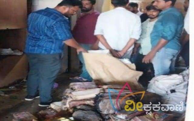 ಸ್ಥಳೀಯ ಅಂಗಡಿ ಮಾಲೀಕರು ಹಾಗೂ ಸ್ಥಳೀಯರು ಸ್ಥಳಕ್ಕಾಗಮಿಸಿ ಬೆಂಕಿ ಕಾಣಿಸಿಕೊಂಡ ಸ್ಥಳಕ್ಕೆ ತೆರಳಿ ನೀರು ಹಾಯಿಸುವ ಪ್ರಯತ್ನ ಮಾಡಿದರು