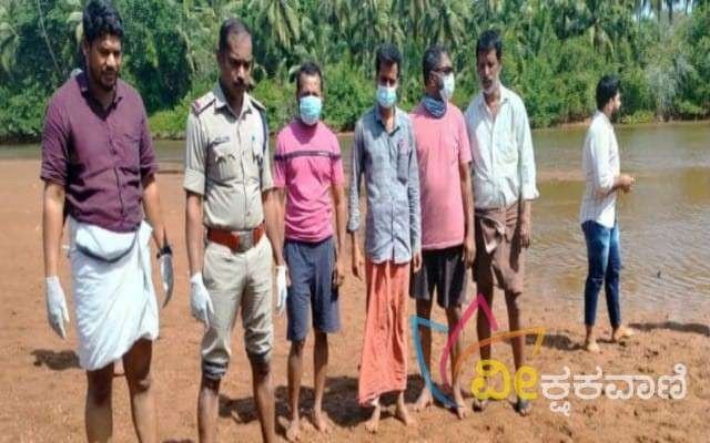 ಬಂಗ್ರಮಂಜೇಶ್ವರ ಕೊಪ್ಪಳ ಹೊಳೆಯಲ್ಲಿ ಜ.10ರಂದು ಮಧ್ಯಾಹ್ನ ಮೃತದೇಹ ಸ್ಥಳೀಯರ ಗಮನಕ್ಕೆ ಬಂದಿದೆ.