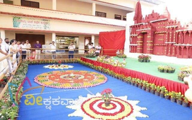 ಫಲಪುಷ್ಪ ಪ್ರದರ್ಶನದಲ್ಲಿ ರಚಿಸಿರುವ ಹೂಗಳ ಕಲಾಕೃತಿಗಳು