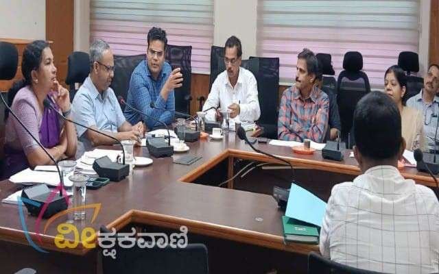 ಮಣಿಪಾಲ ರಜತಾದ್ರಿಯ ಜಿಲ್ಲಾಧಿಕಾರಿ ಕಚೇರಿ ಸಭಾಂಗಣದಲ್ಲಿ ನಡೆದ ಉಡುಪಿ ಜಿಲ್ಲೆಯ ಮಾಸಿಕ ಪ್ರಗತಿ ಪರಿಶೀಲನಾ ಸಭೆ