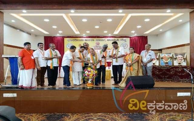 ಕಾರ್ಯಕಾರಣಿ ಸಭೆಯನ್ನು ಜಿಲ್ಲಾಧ್ಯಕ್ಷ ಕಿಶೋರ್ ಕುಮಾರ್ ದೀಪ ಬೆಳಗಿಸುವ ಮೂಲಕ ಉದ್ಘಾಟಿಸಿದರು.