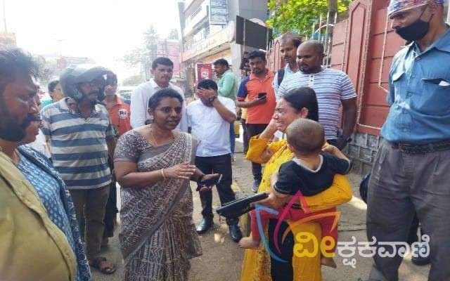 ಹಿರಿಯ ಸಿವಿಲ್ ನ್ಯಾಯಧೀಶೆ ಮಹಿಳೆಯನ್ನು ಪ್ರಶ್ನಿಸಲು ಆರಂಭಿಸಿದಾಗ, ಕಣ್ಣೀರಿಡುತ್ತಾ ಮಾತು ಆರಂಭಿಸಿದ ಮಹಿಳೆ