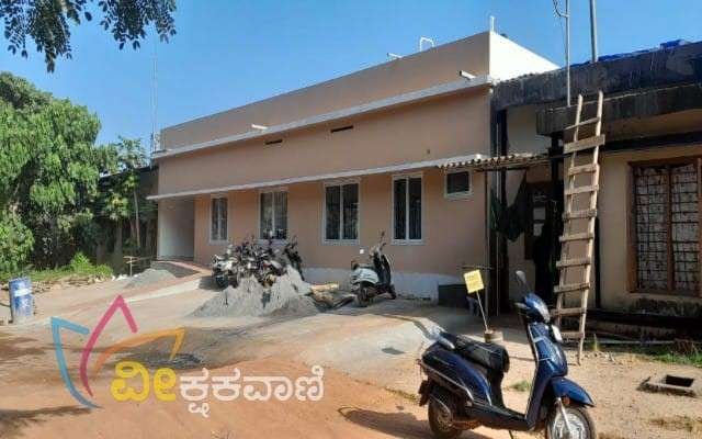 ನೂತನ ಸ್ಟೇಷನ್ ಕಟ್ಟಡ ನಿರ್ಮಾಣಕ್ಕೆ ಸ್ಥಳ ಸಮತಟ್ಟು ಮಾಡುವ ಕೆಲಸಗಳು ನಡೆಯುತ್ತಿದೆ.