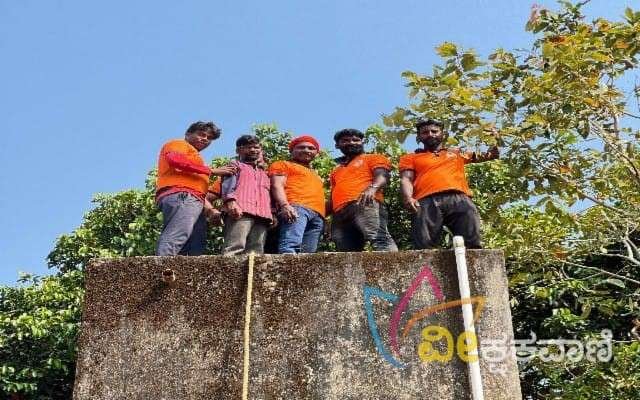 ಕಲ್ಲಡ್ಕ ಶೌರ್ಯ ವೀಪತು ನಿರ್ವಹಣಾ ತಂಡ ಶಾಲೆಯ ಟ್ಯಾಂಕ್ ತೊಳೆದು ಸ್ವಚ್ಚ ಮಾಡಿದರು.